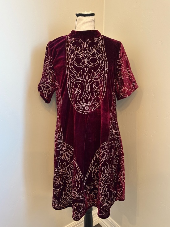 Chelsea & Violet Dresses & Skirts - CHELSEA & VIOLET Women LargeEmbroidered Velvet Shift Dress Short Sleeve Burgundy